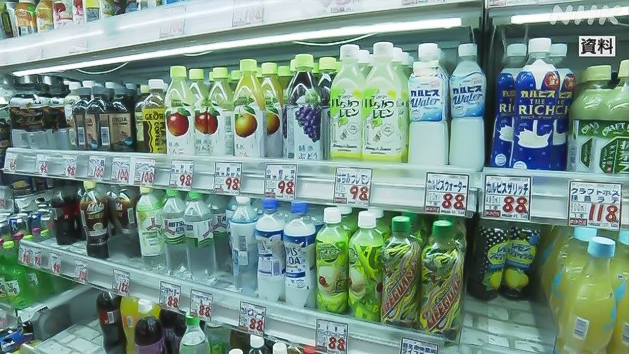 たくさんの食べ物や飲み物の値段が10月に上がる